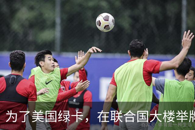为了美国绿卡，在联合国大楼举牌抹黑中国的张晓宁，如今下场咋样
